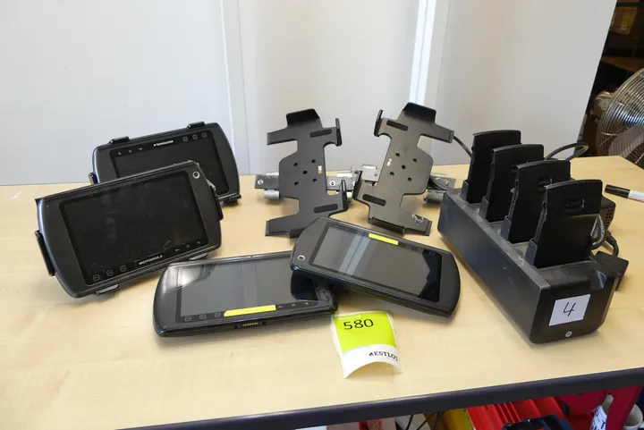 4x Handheld-Computer mit Mehrfach-Ladestation und Halterungen